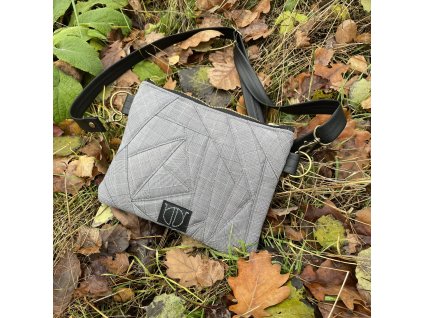 Upcyklovaná retro crossbody s délkově nastavitelným a odepínatelným popruhem.