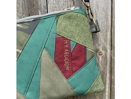 Upcyklovaná crossbody kabelka s délkově nastavitelným popruhem.
