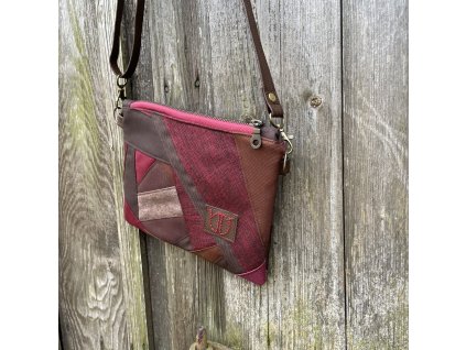 Upcyklovaná retro crossbody s délkově nastavitelným a odepnutelným popruhem.