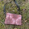 Upcyklovaná retro crossbody s délkově nastavitelným a odepínatelným popruhem.