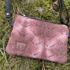 Upcyklovaná retro crossbody s délkově nastavitelným a odepínatelným popruhem.