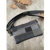 Polstrovaný obal na telefon s délkově nastavitelným popruhem.