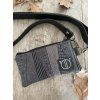 Polstrovaný obal na telefon s délkově nastavitelným popruhem.