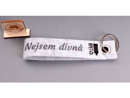 Přívěšek z plsti, šedý - nejsem divná, jsem limitovaná edice