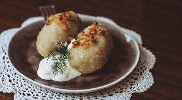 Litevská kuchyně: Objevte chuť Baltu s tradičním pokrmem Cepelinai