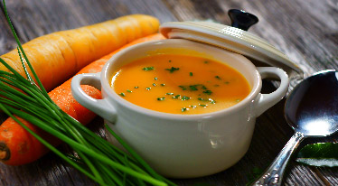 Jarní mrkvová polévka s kari