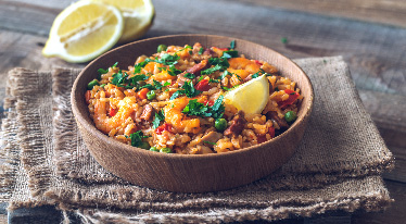 Paella s kuřecím masem a chorizem