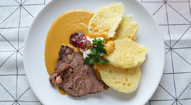 Svíčková jako od babičky: Recept na poctivou klasiku s domácím houskovým knedlíkem