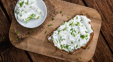 Sýrová pomazánka s česnekem a bylinkami