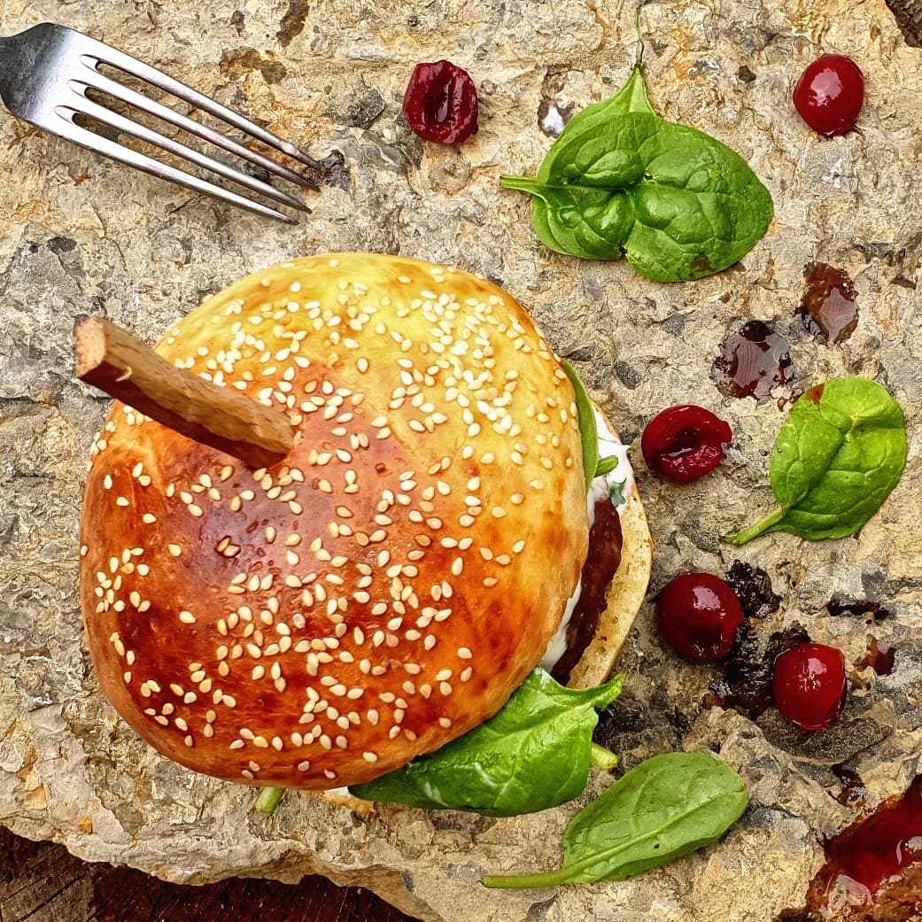 Hovězí burger s višněmi