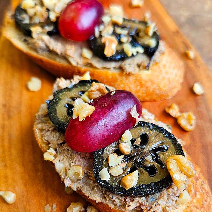 Kanapka s hovězí paštikou a svatojánskými ořechy