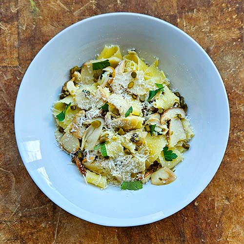 Pappardelle s hřiby a česnekovými štanglemi