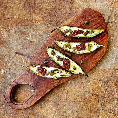 Papričky plněné sýrem a česnekovými štanglemi