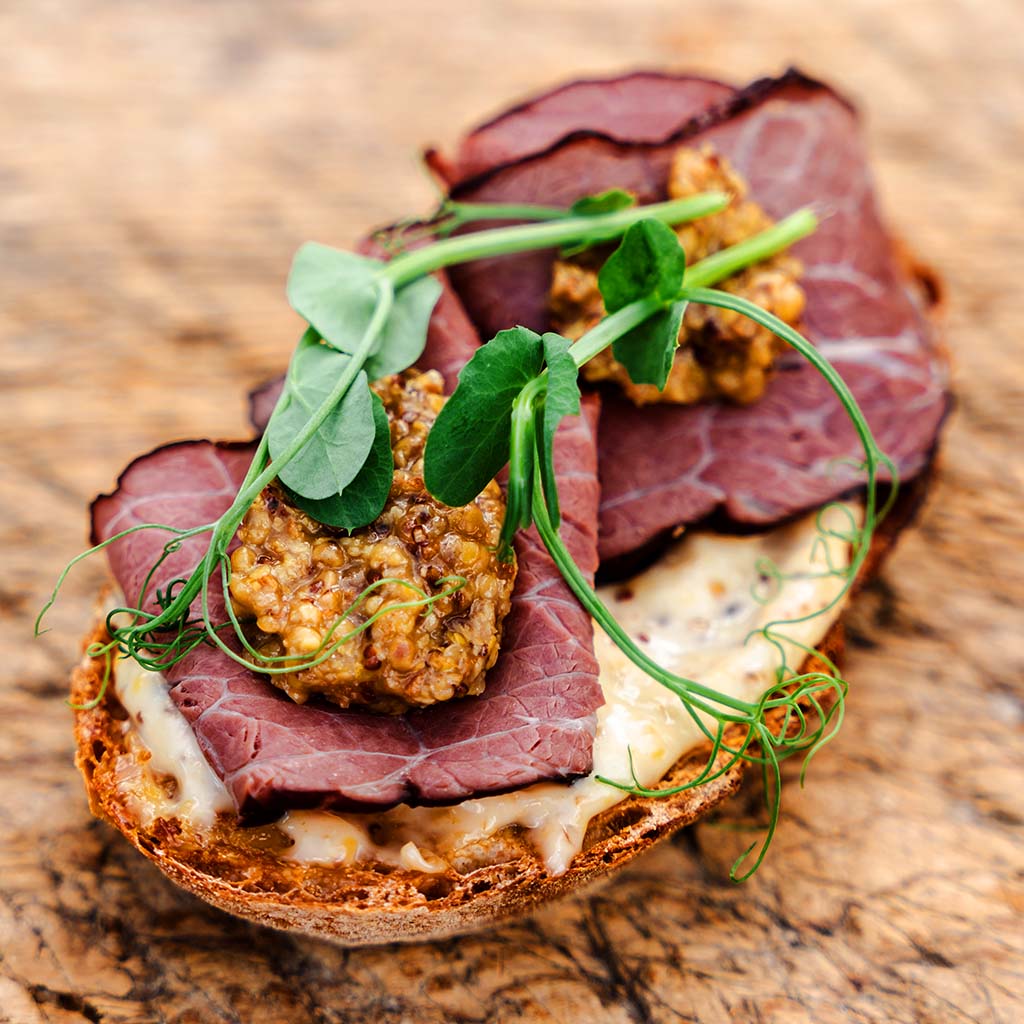 Pastrami s chlebem a slaninovou hořčicí