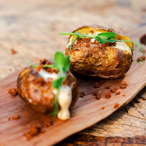 Pečené brambory s majonézou ze zauzené hořčice