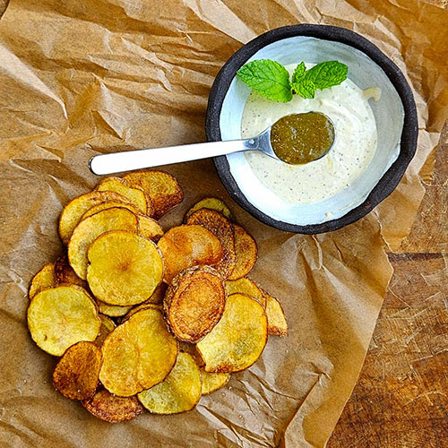 Bramborové lupínky s majonézou a zelenou slivoňkou