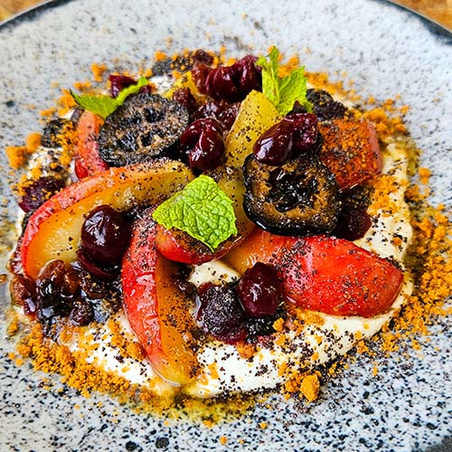 Karamelizovaná jablka s tvarohem, mákem a svatojánskými ořechy