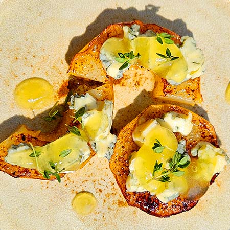 Zkaramelizované hrušky se sýrem a želé z jehličí