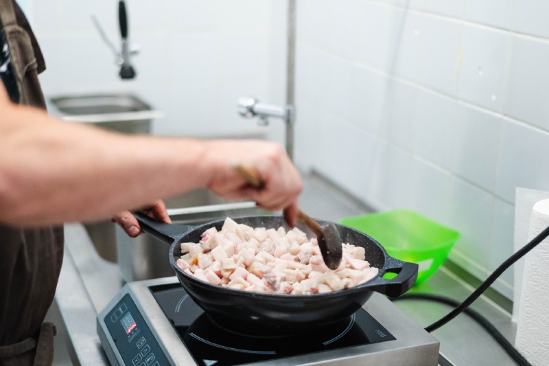 Výrobna Chuť Moravy – plnění skleniček
