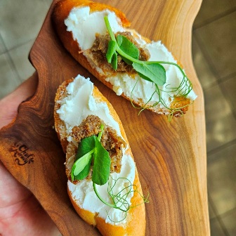 Kanapka s kozím sýrem a Slaninádou