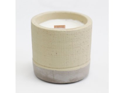 pohled na svíčku v betonové misce