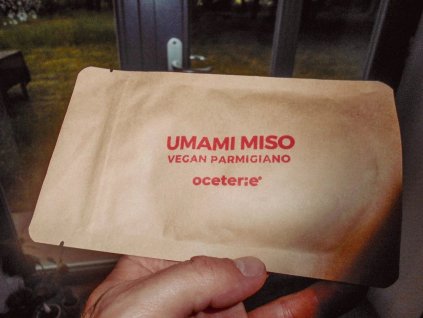 Balení Vegan Parmigiano – sušené miso bez lepku a sóji v ruce