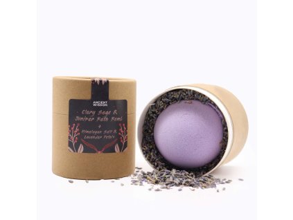 čelní pohled na položenou krabičku s šumivou koulý do vany zasypanou levandulí