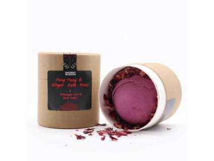 čelní pohled krabička a natočená šumivá koule do vany zasypaná květinami