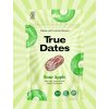 Balení True Dates Sour Apple na zeleně pruhovaném pozadí ladícím s obalem