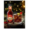 Fentimans Cherry Cola – lahev a sklenice s ledem a citronem, bokeh světel