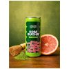 plechovka limonády Loklok na stole s práškem matcha, metličkou a půlkou grepu