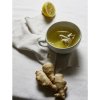 šálek čaje ChariTea Ginger Lemon BIO  s paličkou zázvoru a půlkou citrónu