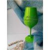 zelená sklenička víno Photoroom
