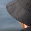 avid carp klobouk stealth black bucket hat (2)