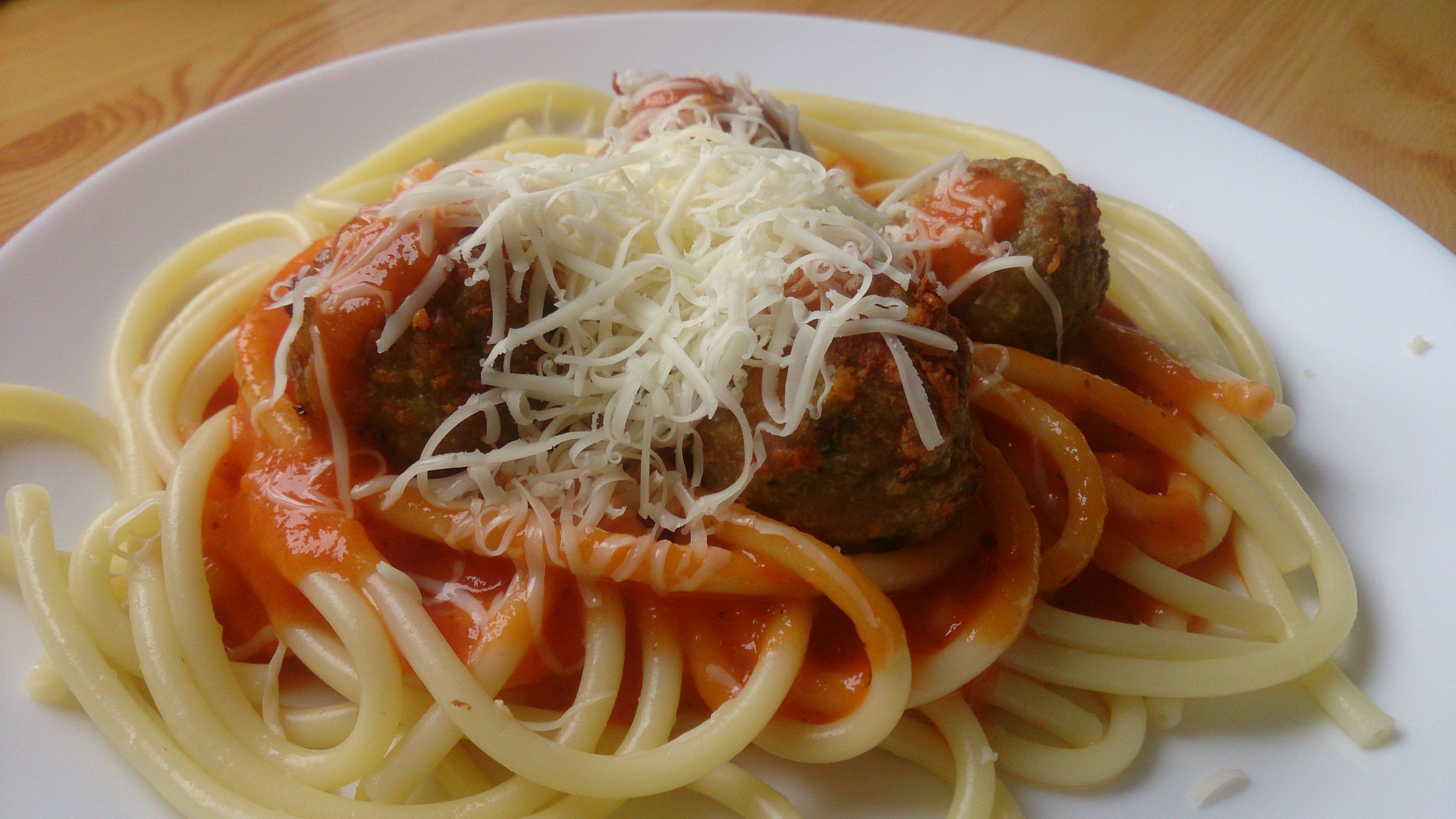 Makarony s kuličkami v rajské omáčce