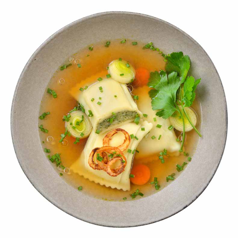 Kuřecí vývar s raviolami, trhaným kuřecím masem a se zeleninou