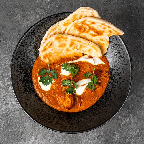 Butter chicken s chlebem naan