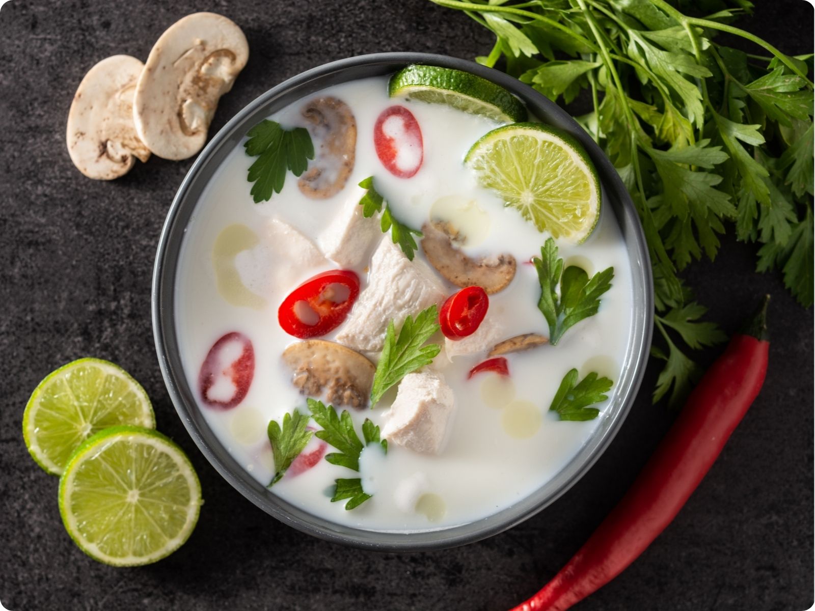 Thajský Tom Kha Gai: Krémová kokosová polévka z Asie (recept, který chutná jako originál)