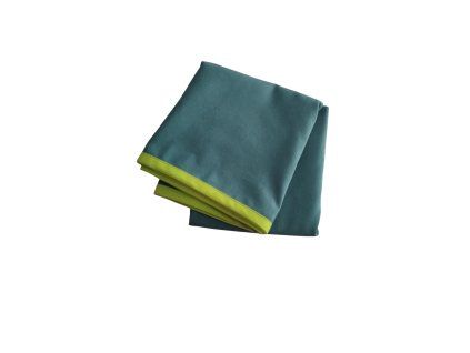 Tmavě zelený ubrus obšitý lemovkou