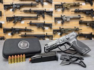 S&W 🇺🇸 M&P9 M2.0 COMPACT CARRY COMP v ráži 9x19 od @smithandwessoninc 🫡 @anvknives @hornadymfg SKLADEM na prodejně a na...