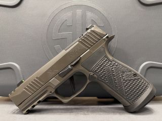P365-AXG LEGION @sigsauerinc 😎 Novinka, která se u nás ani neohřála a je v rezervaci 🫡 Díky @banzai.cz za spolupráci a...