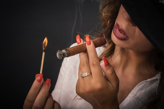 woman-light-cigar