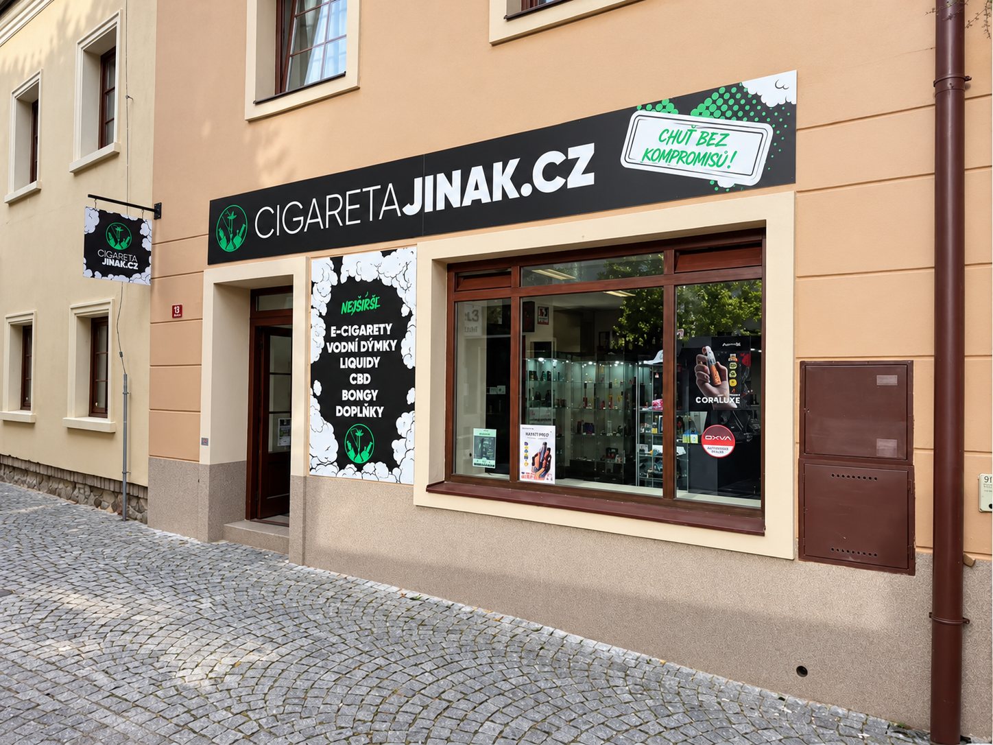Současný exteriér kamenné prodejny CigaretaJinak v Berouně, otevřené v roce 2025