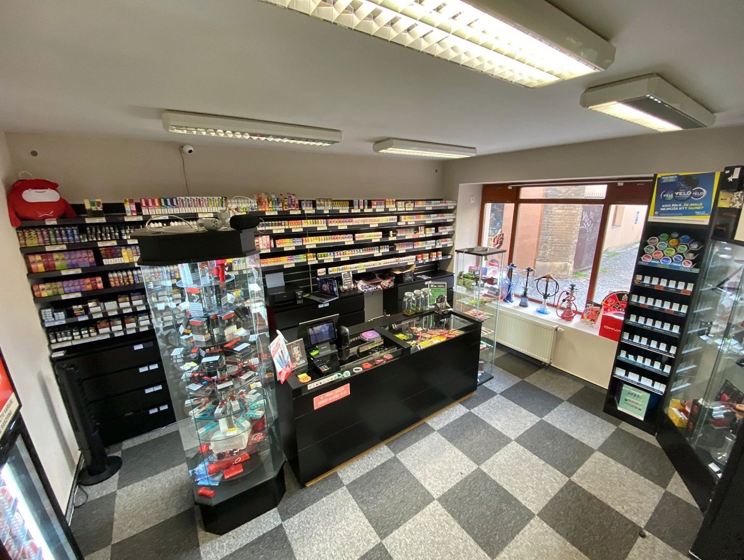 Interiér prodejny CigaretaJinak v Berouně s prodejním pultem a regály