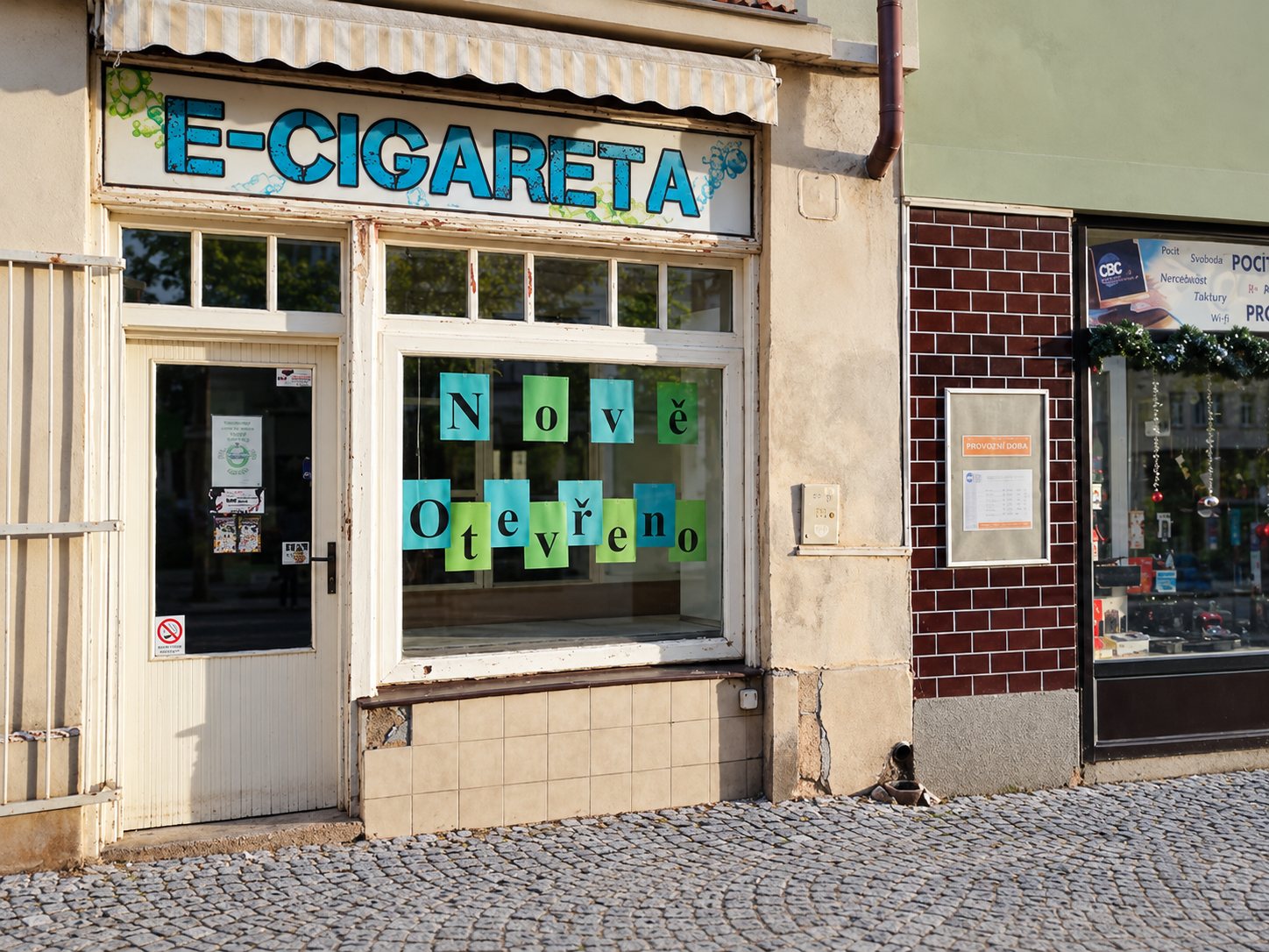První malá prodejna v Rakovníku s původním nápisem E-CIGARETA, rok 2016
