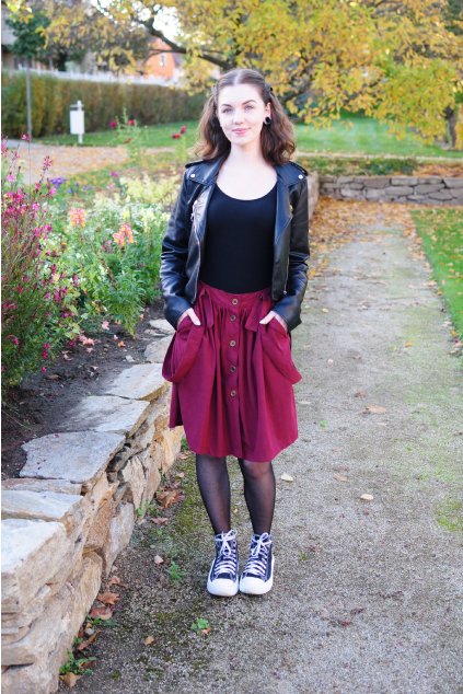 VÍNOVĚ ČERVENÁ sukně s kšandami (manšestr středně jemný)