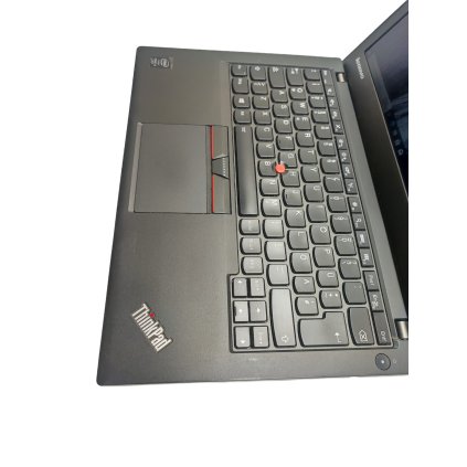 Lenovo ThinkPad X250  - Procesor Intel Core i5-5300U ( 2.30Ghz )  - Operační paměť 8GB DDR3L  - Pevný disk 120GB SSD SATA  - Displej 12.5” HD IPS 1366x768  - Grafika Intel HD Graphics Family