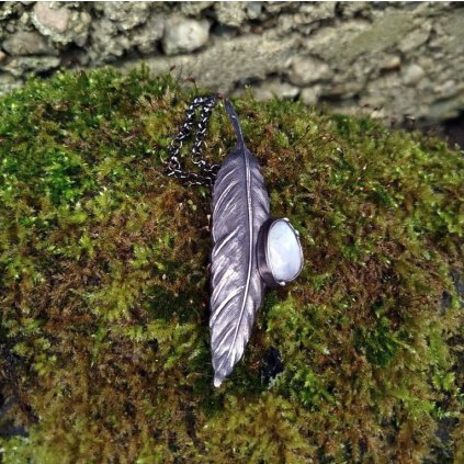 Náhrdelník PÍRKO V MĚSÍČNÍM SVITU