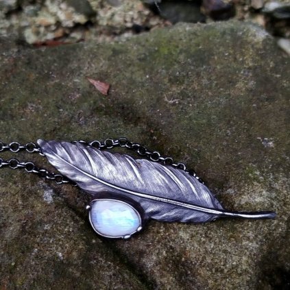 Náhrdelník PÍRKO V MĚSÍČNÍM SVITU