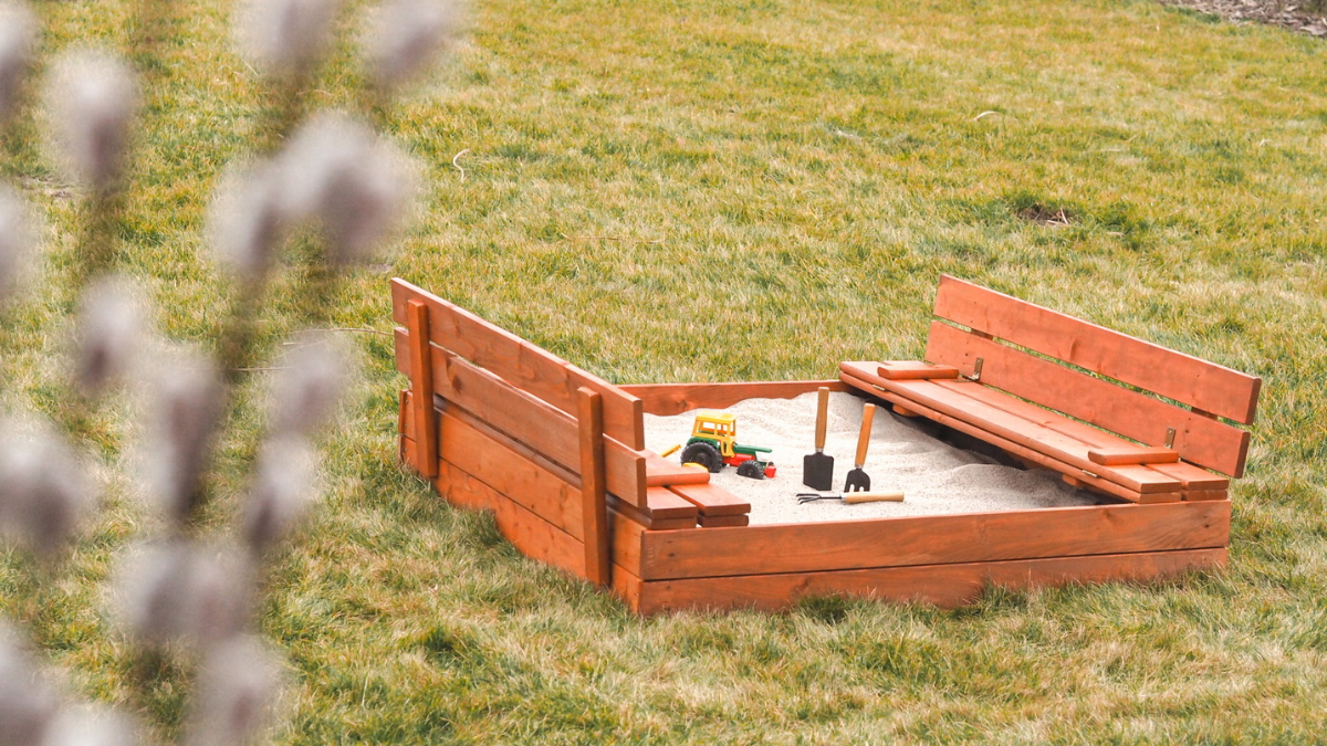 Zahradníkův kalendář, díl 3.: Jak poskládat dřevěné pískoviště